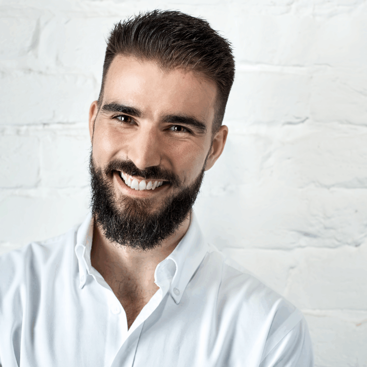 Homem feliz com sua Aparência após Transplante Capilar de Barba FUE na Pierezan