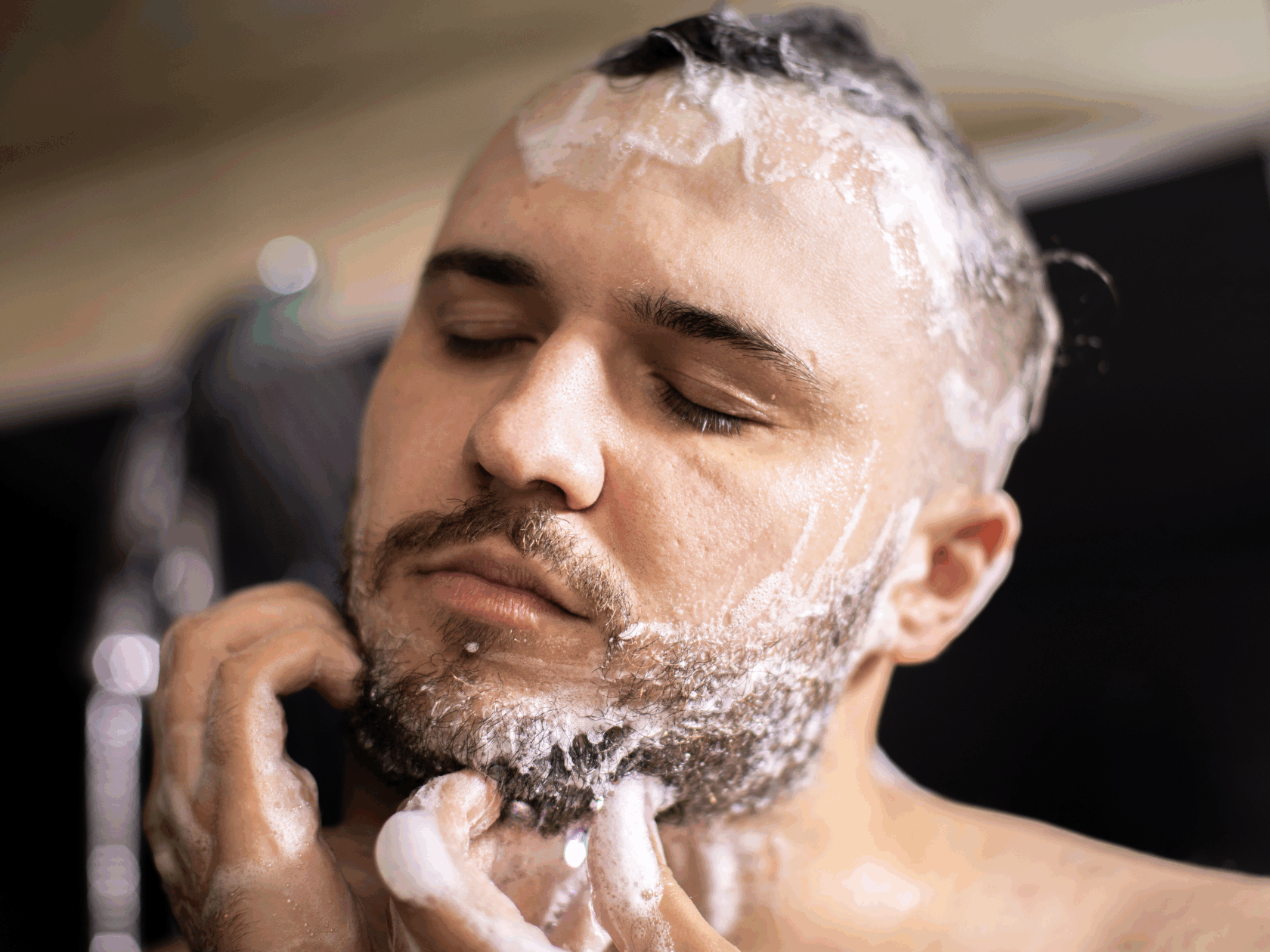 Homem passando shampoo Antirresíduos no cabelo e na barba