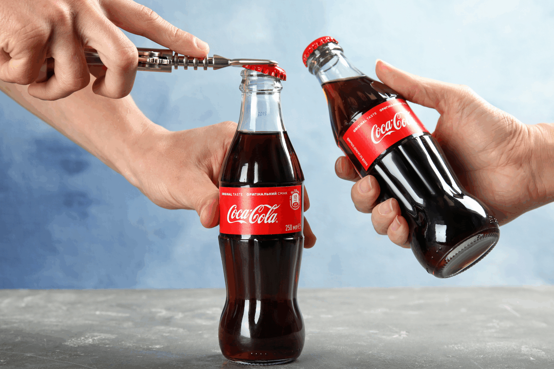 Homem abrindo uma bebida doce, refrigerante, para beber e isso pode gerar um risco para a saúde do cabelo dele